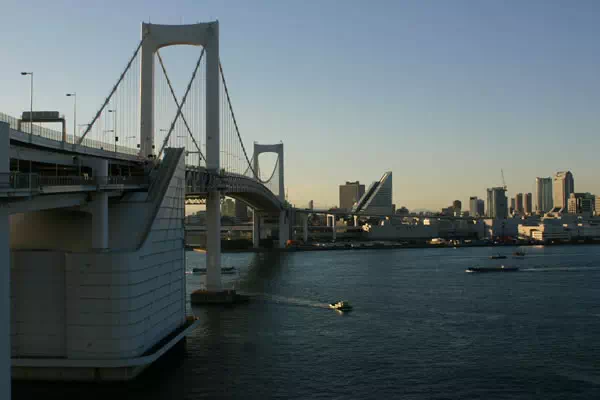 レインボーブリッジを歩いて渡る