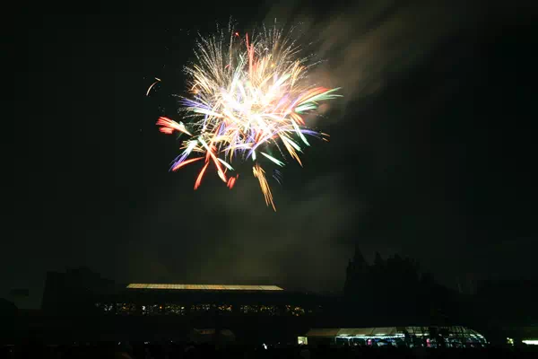 神宮外苑花火大会 軟式野球場から