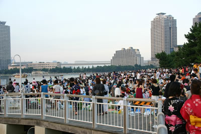 お台場海浜公園の砂浜方面は観覧客でいっぱい